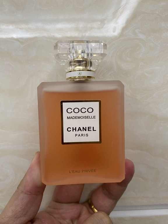 Original qualityChanel coco two piece set! With gift bag. Contains Frosted coco perfume 100ml, Comet pressed lipstick 118#.