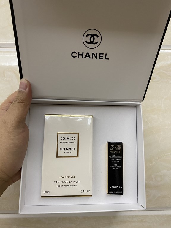 Original qualityChanel coco two piece set! With gift bag. Contains Frosted coco perfume 100ml, Comet pressed lipstick 118#.