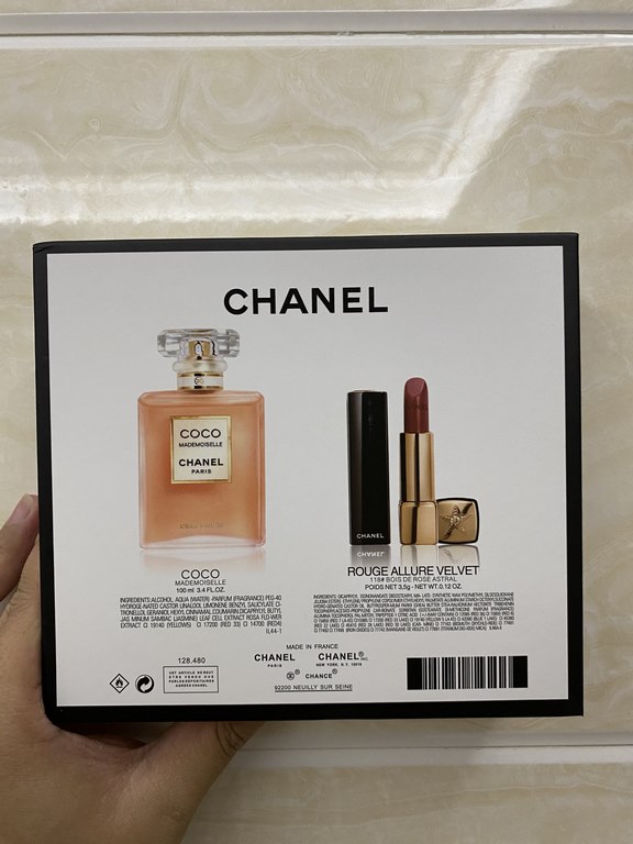 Original qualityChanel coco two piece set! With gift bag. Contains Frosted coco perfume 100ml, Comet pressed lipstick 118#.