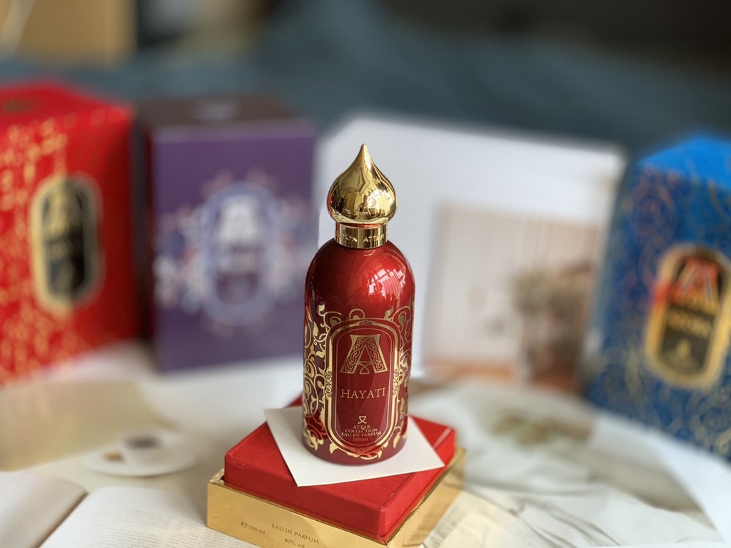 Original qualityNew Attar Collection Attar Collection Perfume 100ml1 Azora (Deep Blue) 100mlFragrance Floral FruityTop notes Bergamot, Litchi, OrangeMiddle Note Floral Peach JasmineBase Musk WoodyAttributes Unisex2 Hayat