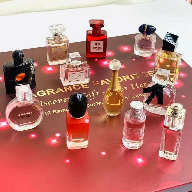 Original qualityThumping heart perfume samples 12-piece set! Prepared for her 12 favorite fragrance scents, the entire set of 12 by 12 5ml-7.5ml perfume and composition, the whole set of a total of 12, cost-effective exp