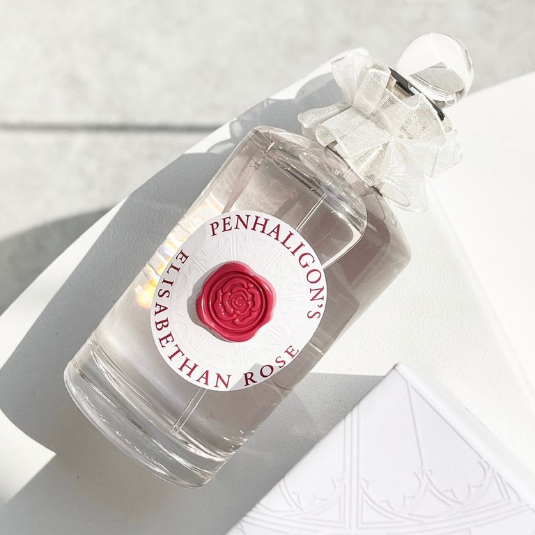 Original qualityPenhaligon's Elizabethan Rose, the most prominent position in the London Penhaligon's counter, packaging is also different from the brand's generic small bow tie, this one bottle is a lovely white veil, c