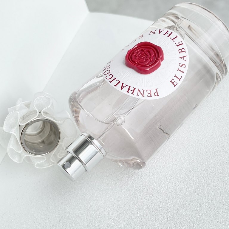 Original qualityPenhaligon's Elizabethan Rose, the most prominent position in the London Penhaligon's counter, packaging is also different from the brand's generic small bow tie, this one bottle is a lovely white veil, c