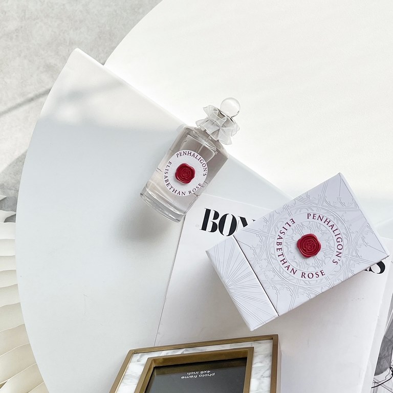 Original qualityPenhaligon's Elizabethan Rose, the most prominent position in the London Penhaligon's counter, packaging is also different from the brand's generic small bow tie, this one bottle is a lovely white veil, c