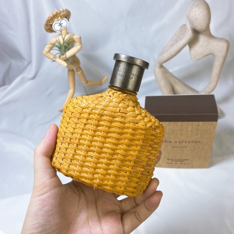 Original qualityJohn Varvatos John Varvatos Artisan (Yellow Rattan) Eau de Toilette for Men EDT 75mlFragrance Citrus FuchsiaTop Note Cremantine Orange Mandarin Thyme MarjoramMiddle Note Neroli Ginger Lavender JasmineBase