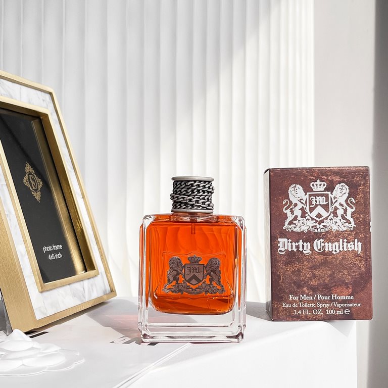 DirtyEnglishMen's Fragrance ~ 100ml Juicy Couture Dirty EnglishEnglish A gangster in love can't even hold a knife steady. Top notesChinese pepper, blue cypress, Calabrian bergamot, cumin,Middle notes marjoram, leather, s