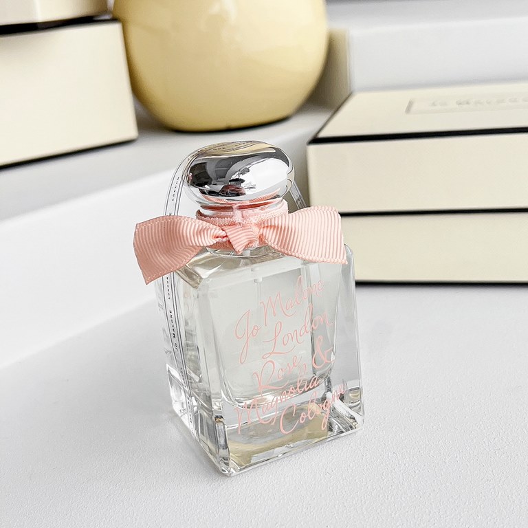 JO MALONE MILAN ROSE perfume sharing  From the singles who have been swiping valentine edition since Valentine's Day!I don't want to be tempted, but it's tied with a bow.I ordered this as soon as it arrived on the Zumarr