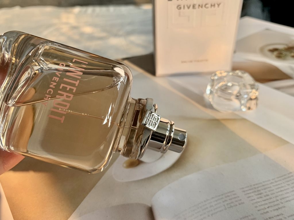 Original qualityGivenchy Heart Without Taboo Perfume 8mlGives the feeling of .Love what you love, follow your heart, no questions asked. Top notes oriental floral notesMiddle notes bergamot, pearBase notes tuberose, jasm