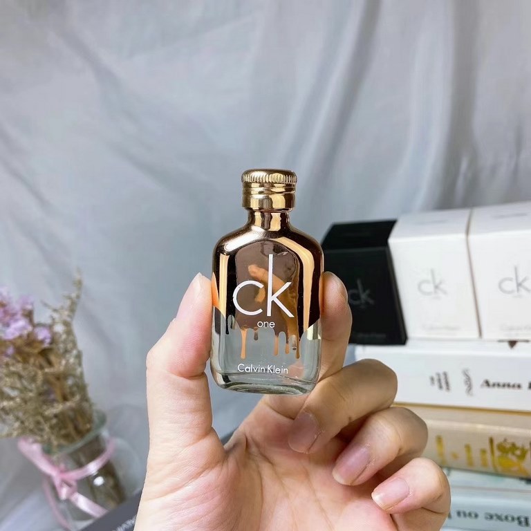 Original qualityCK unisex perfume Q version of the five-piece set  - exclusive generation version of the perfume that can be sprayed with the male ticket! Do not like too sweet and greasy flavor of the girl into the unis