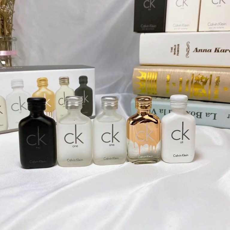 Original qualityCK unisex perfume Q version of the five-piece set  - exclusive generation version of the perfume that can be sprayed with the male ticket! Do not like too sweet and greasy flavor of the girl into the unis