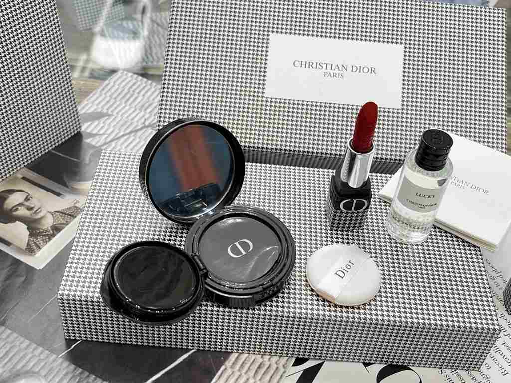 Original qualityDior thousand birds check pattern collection of makeup samples three sets, with gift bag!Contains lipstick 999, air cushion 5g1n #, collection of perfume 7.5mlLucky Chimes. #Dior #Dior Lipstick #Dior Gift