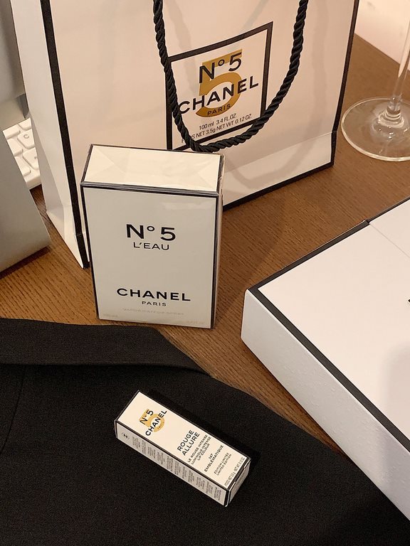 Tanabata Gift Box  Original qualityChanel No. 5 two-piece set! With gift bag. Contains white No.5 perfume eau de toilette 100ml, n5 pressed lipstick 147#.