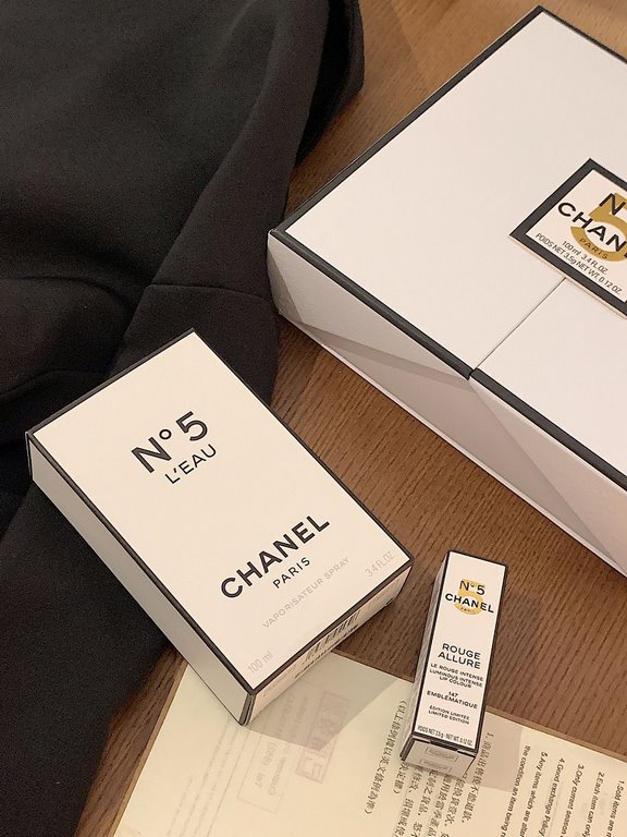 Tanabata Gift Box  Original qualityChanel No. 5 two-piece set! With gift bag. Contains white No.5 perfume eau de toilette 100ml, n5 pressed lipstick 147#.