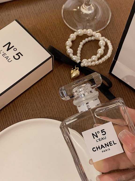 Tanabata Gift Box  Original qualityChanel No. 5 two-piece set! With gift bag. Contains white No.5 perfume eau de toilette 100ml, n5 pressed lipstick 147#.