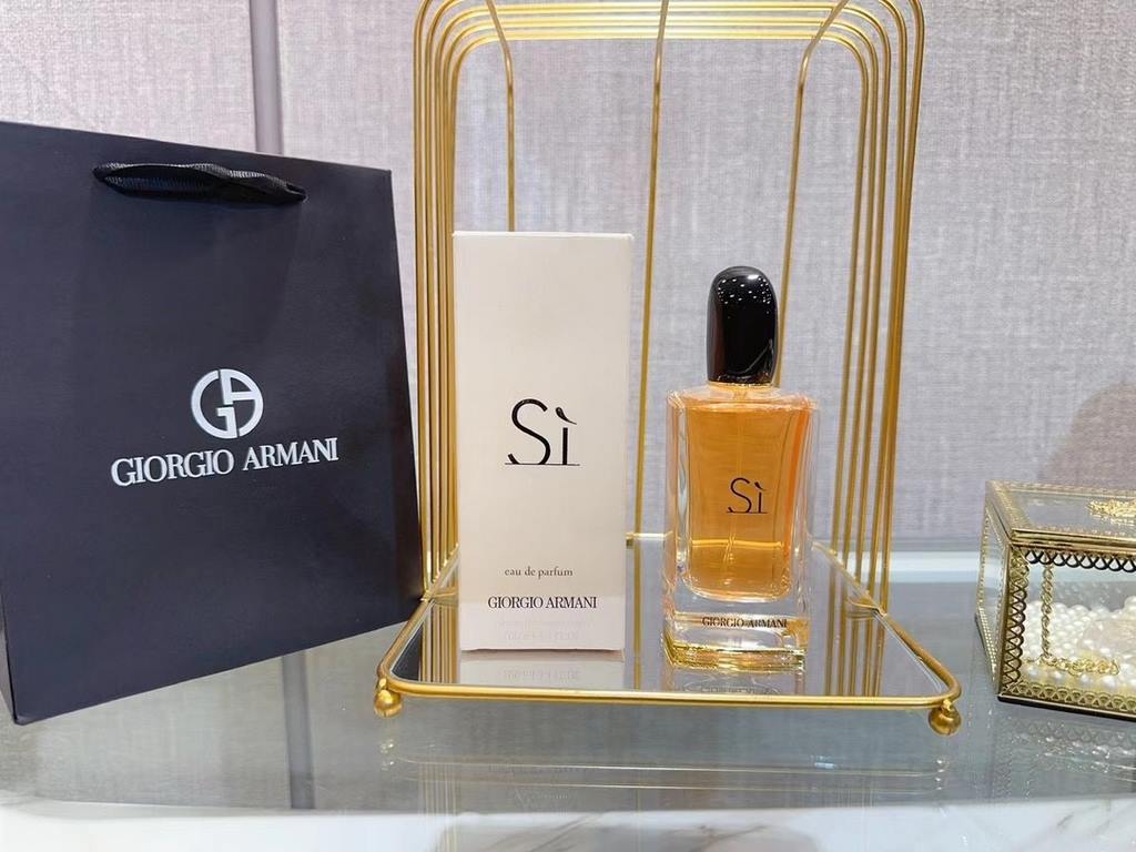 Original quality  Armani Classic si Beloved 100mlCate Blanchett's endorsement of si is not without reason.Elegant, tough, independent, the idea that Armani wants to convey through perfumewas unreservedly shown by her  fr