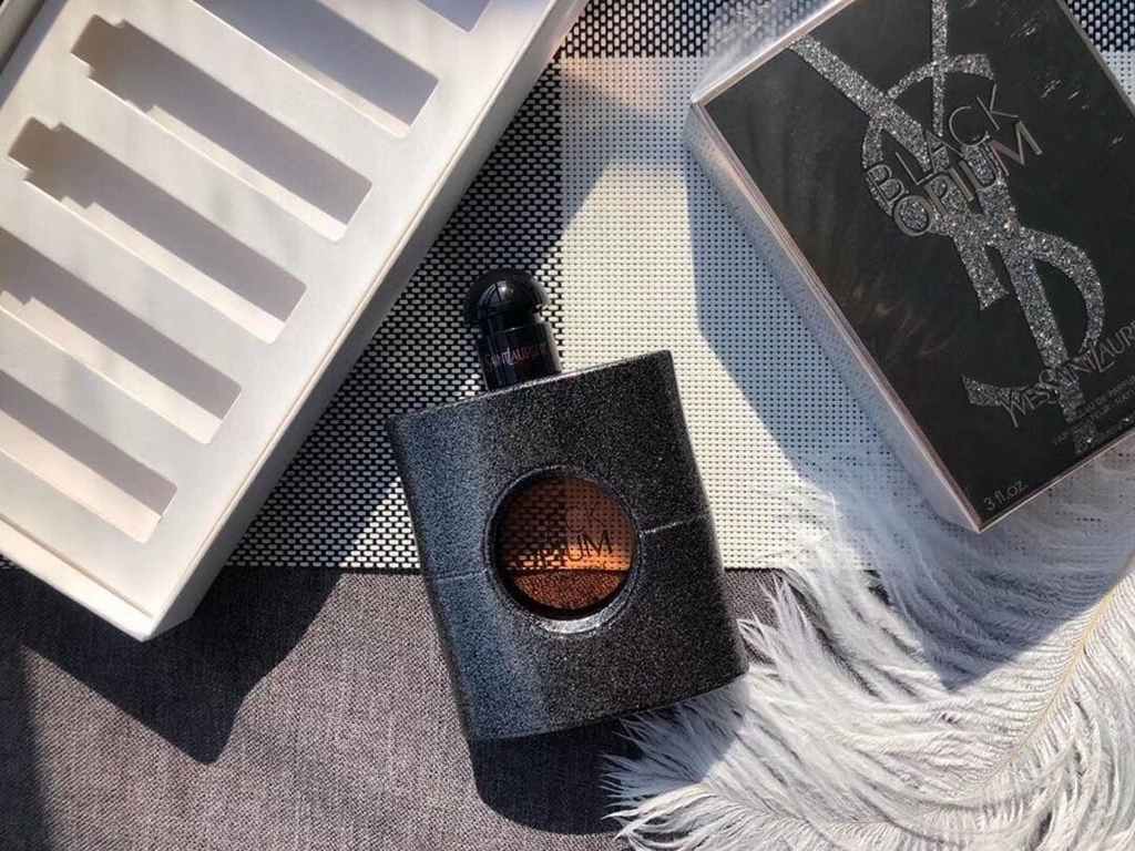 Original qualitySaint Laurent Black Opium Classic Intense Perfume 90mlblack opium Black Opium Classic Intense Fragrance black opium!A unique, mysterious, and seductive perfume. Top notes mandarin essence, pink pepper, es