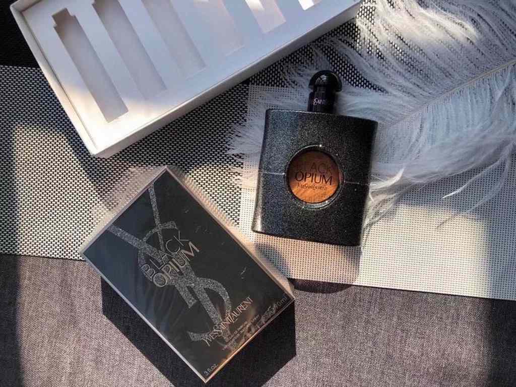 Original qualitySaint Laurent Black Opium Classic Intense Perfume 90mlblack opium Black Opium Classic Intense Fragrance black opium!A unique, mysterious, and seductive perfume. Top notes mandarin essence, pink pepper, es