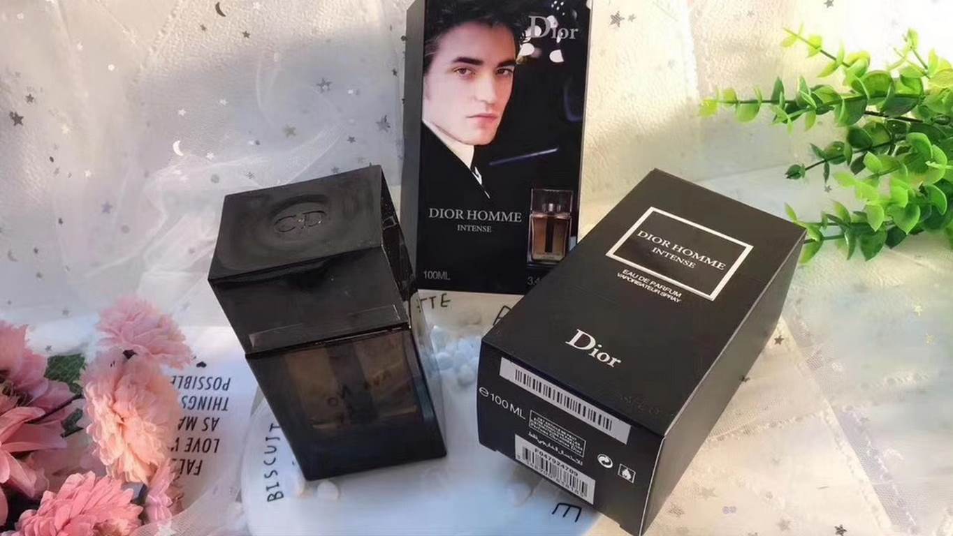 Original quality (Dior Dior Black Ardent Men's Perfume 100ml Black Box)   Spicy woody notes evoke elegance and sensuality with masculine grassy notes highlighting the sensual qualities of the perfume, unleashing a scent 