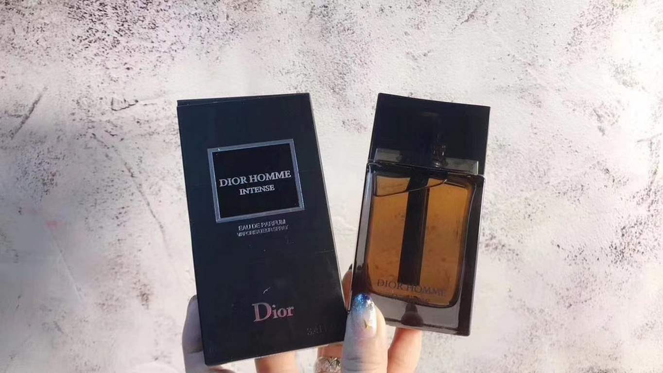 Original quality (Dior Dior Black Ardent Men's Perfume 100ml Black Box)   Spicy woody notes evoke elegance and sensuality with masculine grassy notes highlighting the sensual qualities of the perfume, unleashing a scent 