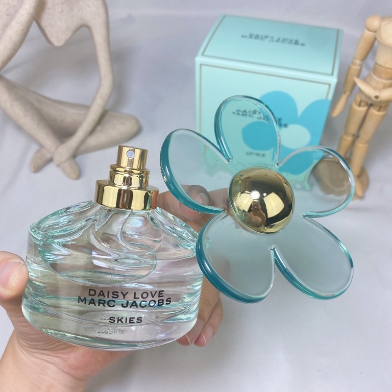 Original qualityMarc Jacobs Marc Jacobs Blue Limited Edition Daisy Skies Eau de Toilette for Women LOVE 100mlCool sea breeze and sunshineThe coastal landscape is lightly outlinedThe sky and the sea are all comfortable an