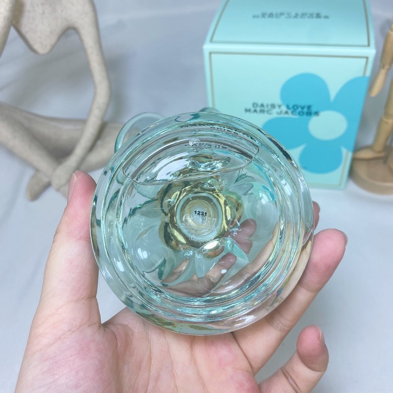 Original qualityMarc Jacobs Marc Jacobs Blue Limited Edition Daisy Skies Eau de Toilette for Women LOVE 100mlCool sea breeze and sunshineThe coastal landscape is lightly outlinedThe sky and the sea are all comfortable an