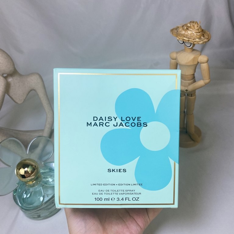 Original qualityMarc Jacobs Marc Jacobs Blue Limited Edition Daisy Skies Eau de Toilette for Women LOVE 100mlCool sea breeze and sunshineThe coastal landscape is lightly outlinedThe sky and the sea are all comfortable an