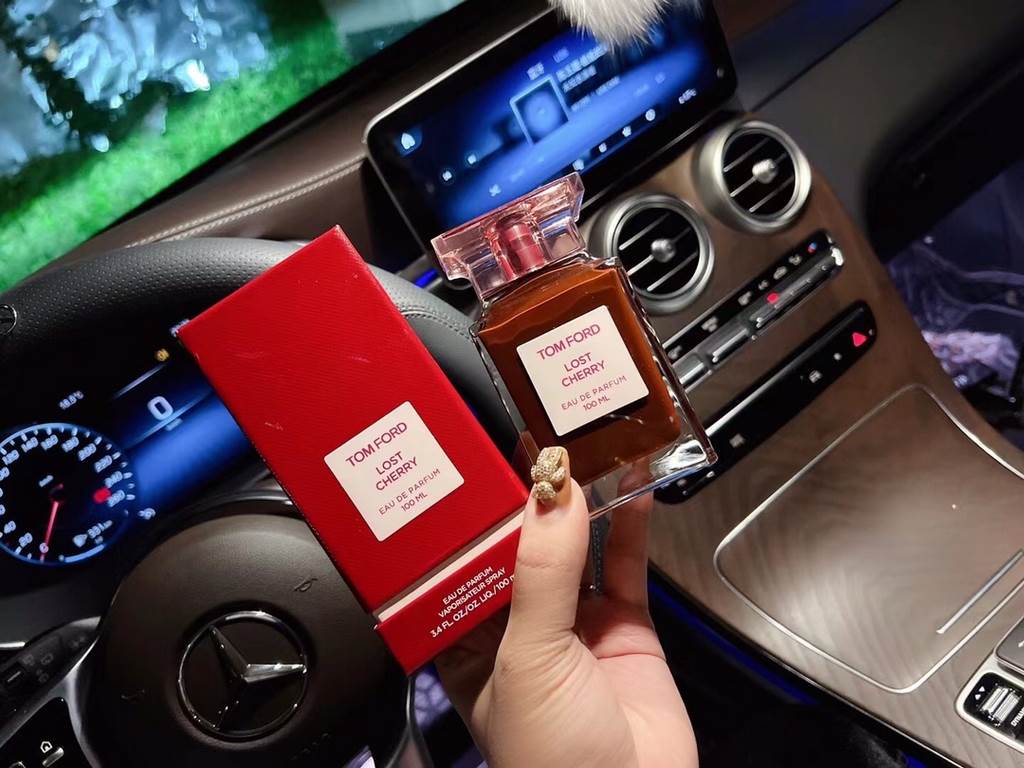 Original quality tf Lost Cherry Perfume   100ml85001                       Personally, I think it's a very feminine scent, it's for a party, it's a nude, slutty scent, it makes you want to be close to you.At first, it sm