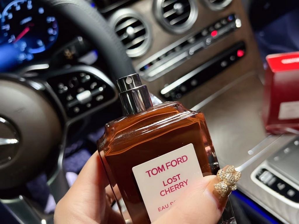 Original quality tf Lost Cherry Perfume   100ml85001                       Personally, I think it's a very feminine scent, it's for a party, it's a nude, slutty scent, it makes you want to be close to you.At first, it sm