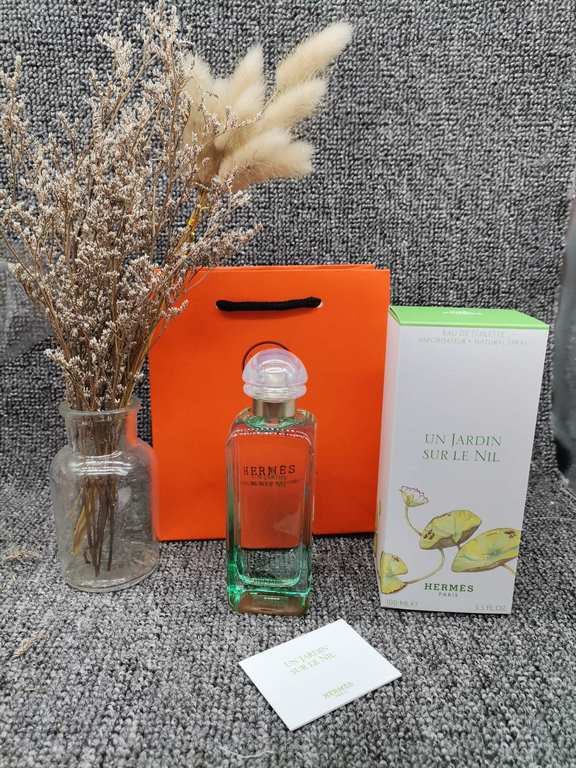 Hermes Garden of the Nile 100mlFragrance Floral and FruityTop note Carrot Grapefruit Tomato MangoMiddle Note Orange, Peony, Chandelier, Hyacinth, LotusBase Note Laudanum Iris Cinnamon Musk Burning IncenseAttributes Unise