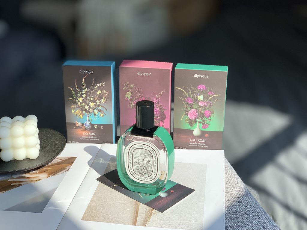 Original quality1 Limited Edition Toussaint Evening Primrose 1mlFragrance FloralTop notes Orange Blossom Rose IrisMiddle notes tuberose, pepperBase note Benzoin Musk2 Limited Edition Shadow in the Water 1mlFragrance Flor