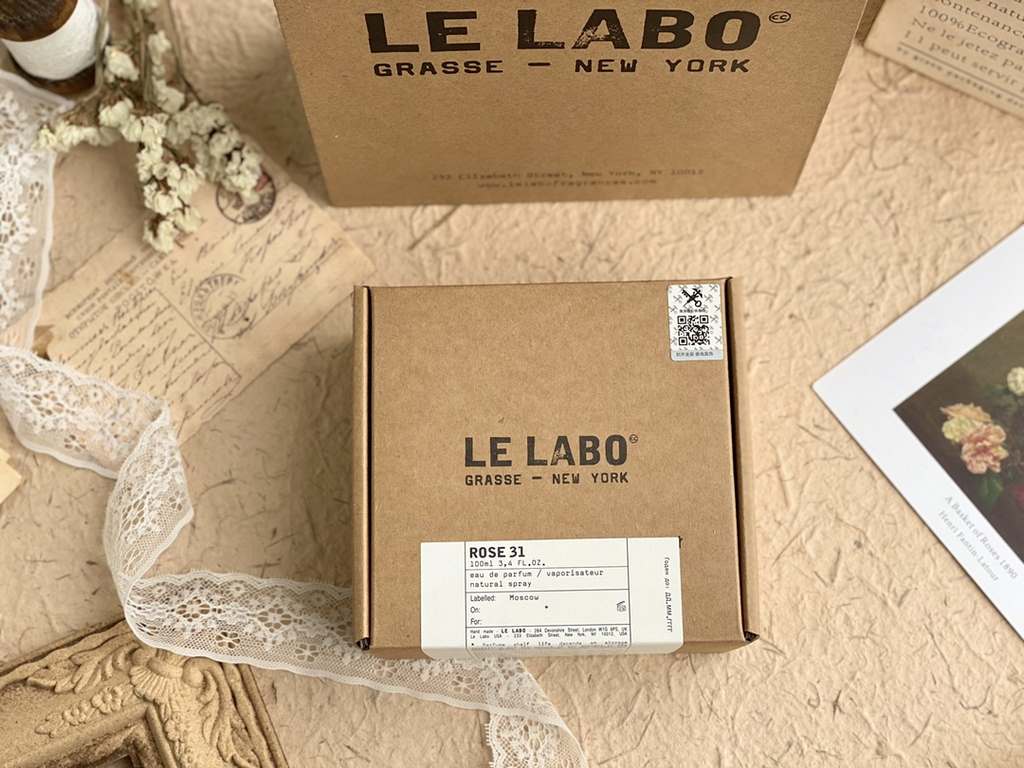 Original Channeled Goods! LE LABO Perfume Lab 31 Perfume Lab Rose Rose 31 Cumin Roasted Rose, a fighter in the dark cuisine!Aroma Woody FloralTop notes Rose CuminMiddle Note Rose Vetiver Cedar.Base notes Musk Guaiacwood 