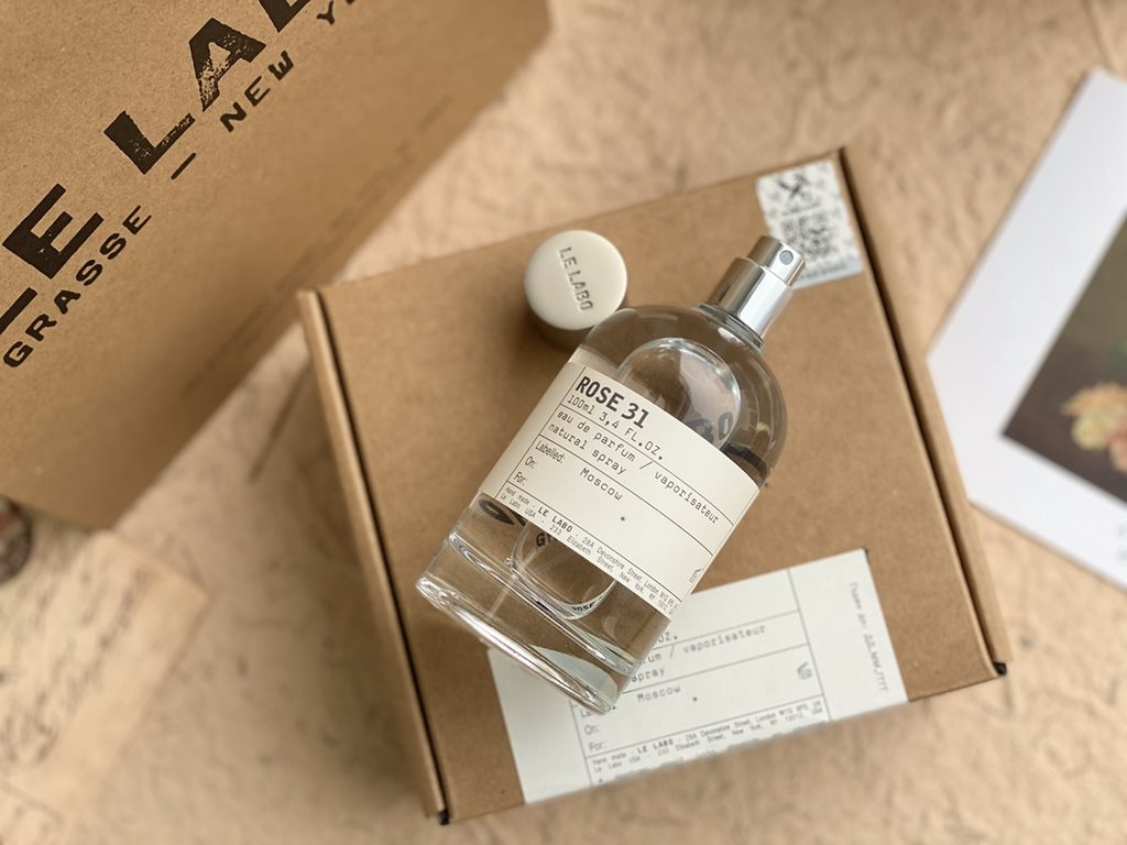 Original Channeled Goods! LE LABO Perfume Lab 31 Perfume Lab Rose Rose 31 Cumin Roasted Rose, a fighter in the dark cuisine!Aroma Woody FloralTop notes Rose CuminMiddle Note Rose Vetiver Cedar.Base notes Musk Guaiacwood 