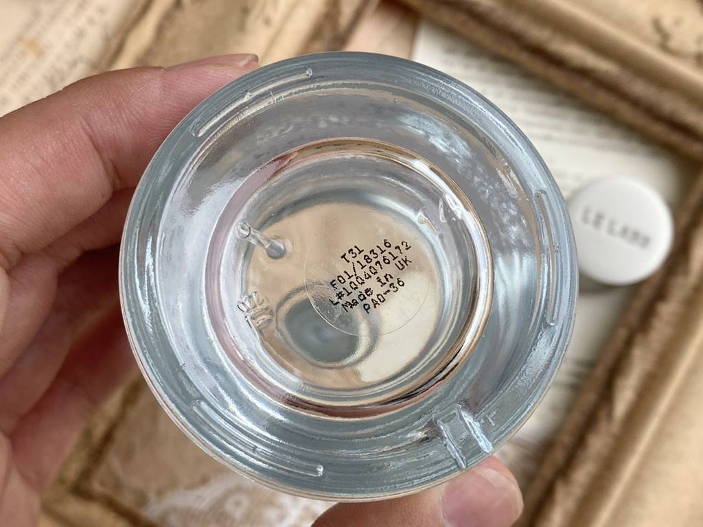 Original Channeled Goods! LE LABO Perfume Lab 31 Perfume Lab Rose Rose 31 Cumin Roasted Rose, a fighter in the dark cuisine!Aroma Woody FloralTop notes Rose CuminMiddle Note Rose Vetiver Cedar.Base notes Musk Guaiacwood 