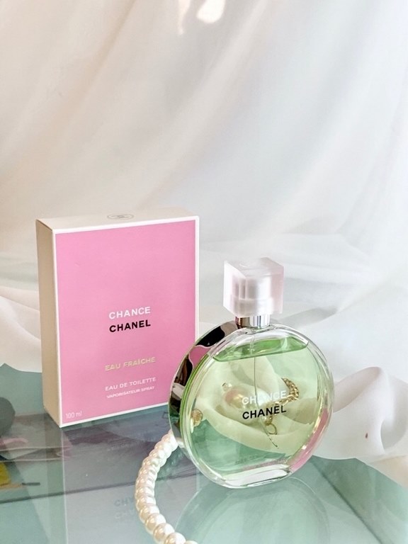 Original qualityChanel Green Encounter 100mlAppearance round bottle with silver rim   The cap is a frosted texture that I love   The perfume itself is a light green    (this color is really love love love) Top notes lemo