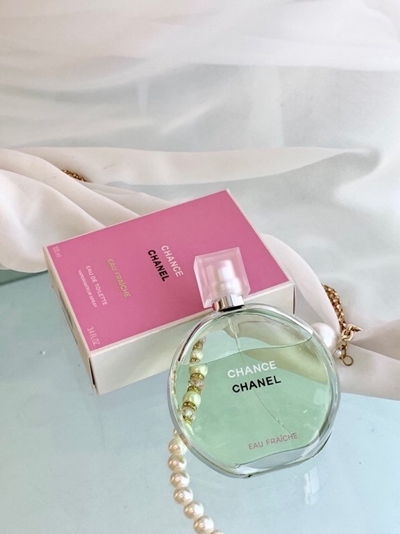 Original qualityChanel Green Encounter 100mlAppearance round bottle with silver rim   The cap is a frosted texture that I love   The perfume itself is a light green    (this color is really love love love) Top notes lemo