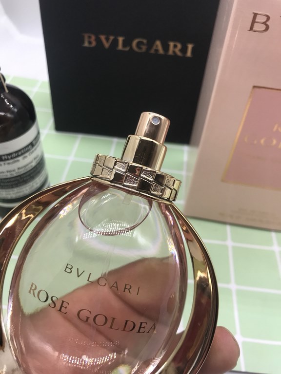 Brand：Bvlgari Rose Gold (Ms) PerfumeFragrance note Woody floralTop note pomegranate musk rose bergamotMiddle Note Rose Jasmine Peony PeachBase note musk frankincense sandalwood wood vanillaAttributes Women's FragrancePer