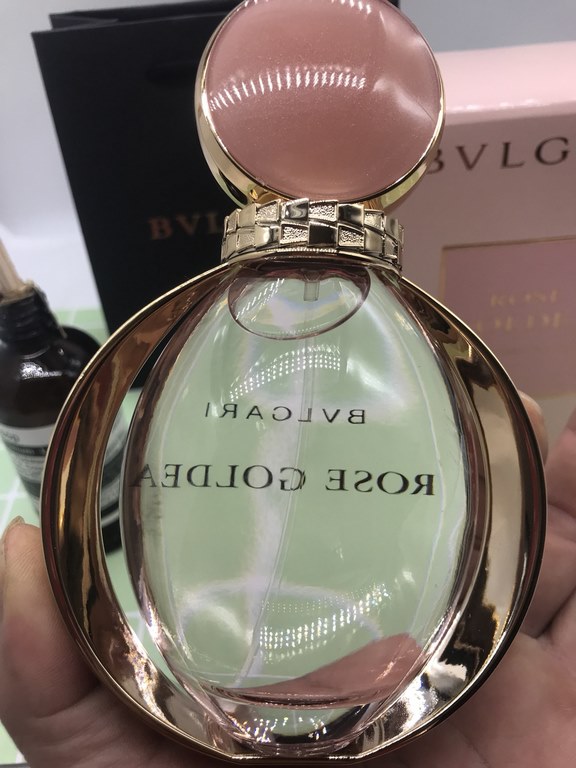 Brand：Bvlgari Rose Gold (Ms) PerfumeFragrance note Woody floralTop note pomegranate musk rose bergamotMiddle Note Rose Jasmine Peony PeachBase note musk frankincense sandalwood wood vanillaAttributes Women's FragrancePer