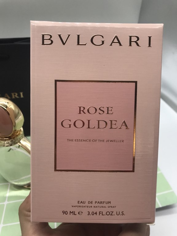 Brand：Bvlgari Rose Gold (Ms) PerfumeFragrance note Woody floralTop note pomegranate musk rose bergamotMiddle Note Rose Jasmine Peony PeachBase note musk frankincense sandalwood wood vanillaAttributes Women's FragrancePer