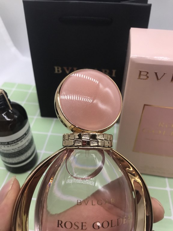 Brand：Bvlgari Rose Gold (Ms) PerfumeFragrance note Woody floralTop note pomegranate musk rose bergamotMiddle Note Rose Jasmine Peony PeachBase note musk frankincense sandalwood wood vanillaAttributes Women's FragrancePer