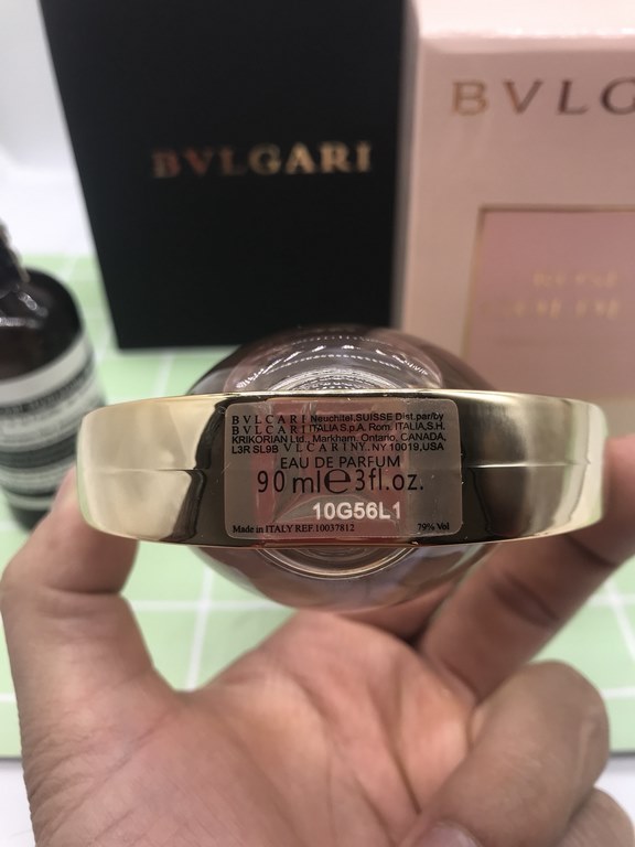 Brand：Bvlgari Rose Gold (Ms) PerfumeFragrance note Woody floralTop note pomegranate musk rose bergamotMiddle Note Rose Jasmine Peony PeachBase note musk frankincense sandalwood wood vanillaAttributes Women's FragrancePer