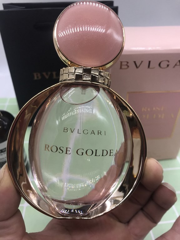 Brand：Bvlgari Rose Gold (Ms) PerfumeFragrance note Woody floralTop note pomegranate musk rose bergamotMiddle Note Rose Jasmine Peony PeachBase note musk frankincense sandalwood wood vanillaAttributes Women's FragrancePer