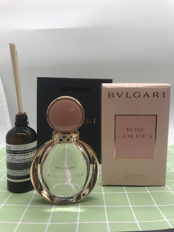 Brand：Bvlgari Rose Gold (Ms) PerfumeFragrance note Woody floralTop note pomegranate musk rose bergamotMiddle Note Rose Jasmine Peony PeachBase note musk frankincense sandalwood wood vanillaAttributes Women's FragrancePer