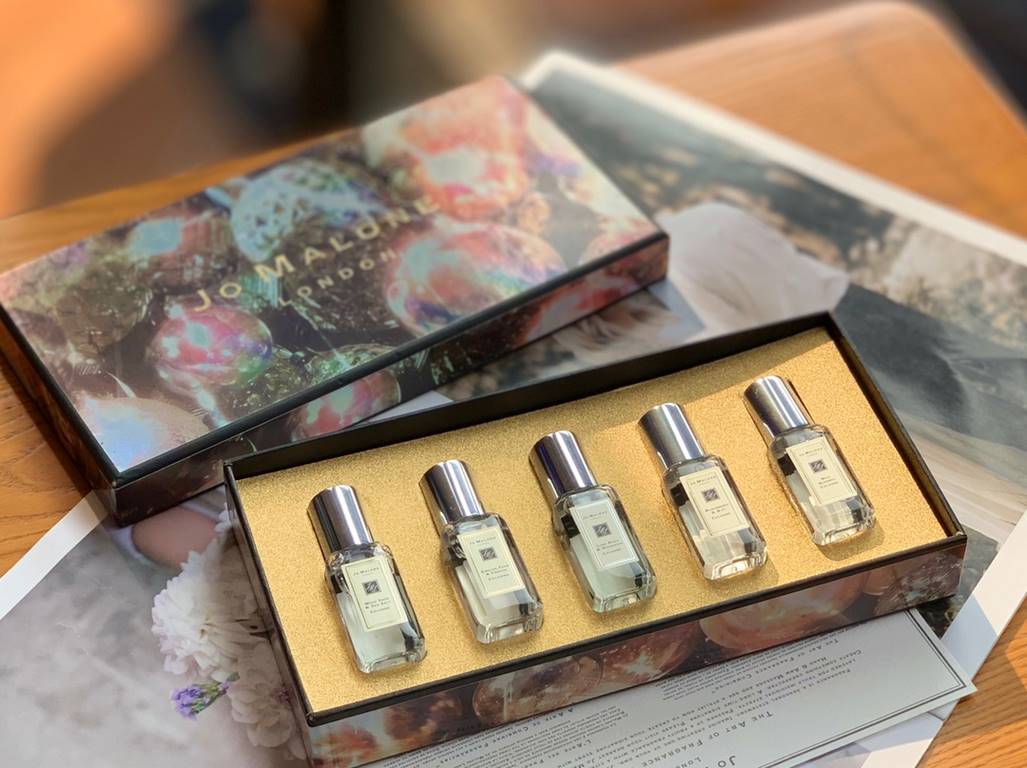 Original qualityZumarone JoMalone Christmas limited edition set is out! It's so beautiful 9ml5 Every year this set is a hot seller!This year's packaging is super bling and dreamy feeling, five 9ml super Q vials, all with