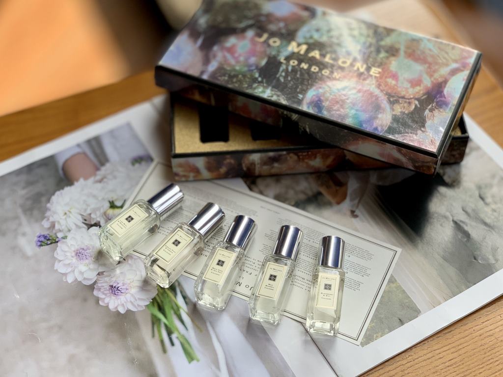 Original qualityZumarone JoMalone Christmas limited edition set is out! It's so beautiful 9ml5 Every year this set is a hot seller!This year's packaging is super bling and dreamy feeling, five 9ml super Q vials, all with