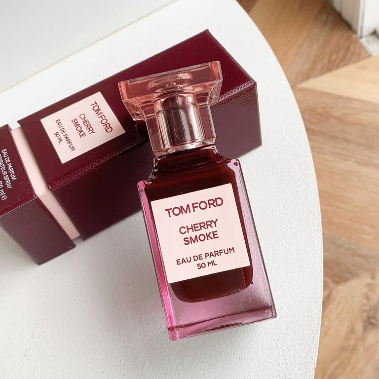 Original quality tf smoky cherry - dark cherry dazzling love perfume 50mlSmokey Cherry is the sister-in-law turned into a big sister.more mature and more charming.Her seduction is dangerous and irresistible.At the beginn