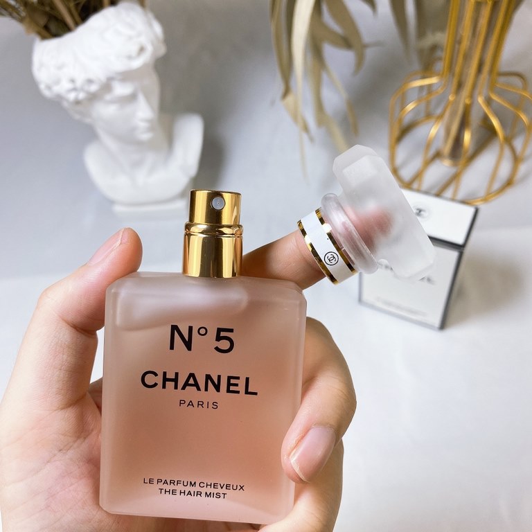 Original quality(Small fragrance No. 5 hair fragrance spray 35ml)   New Chanel No. 5 hair fragrance spray, this bottle of Chanel No. 5 hair fragrance spray. Pink frosted glass bottle teenage girl heart bursting, sprayed 