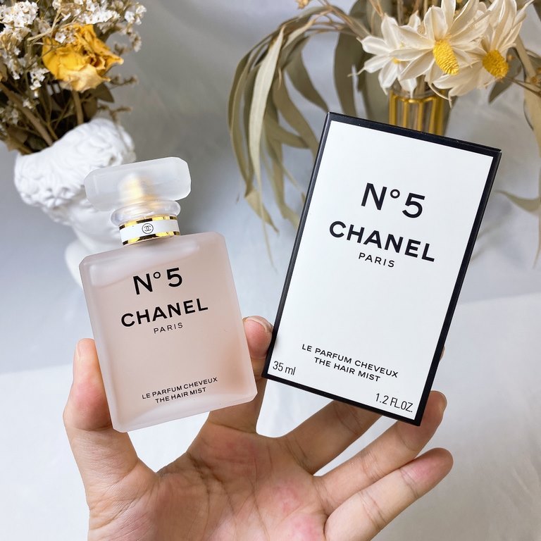 Original quality(Small fragrance No. 5 hair fragrance spray 35ml)   New Chanel No. 5 hair fragrance spray, this bottle of Chanel No. 5 hair fragrance spray. Pink frosted glass bottle teenage girl heart bursting, sprayed 