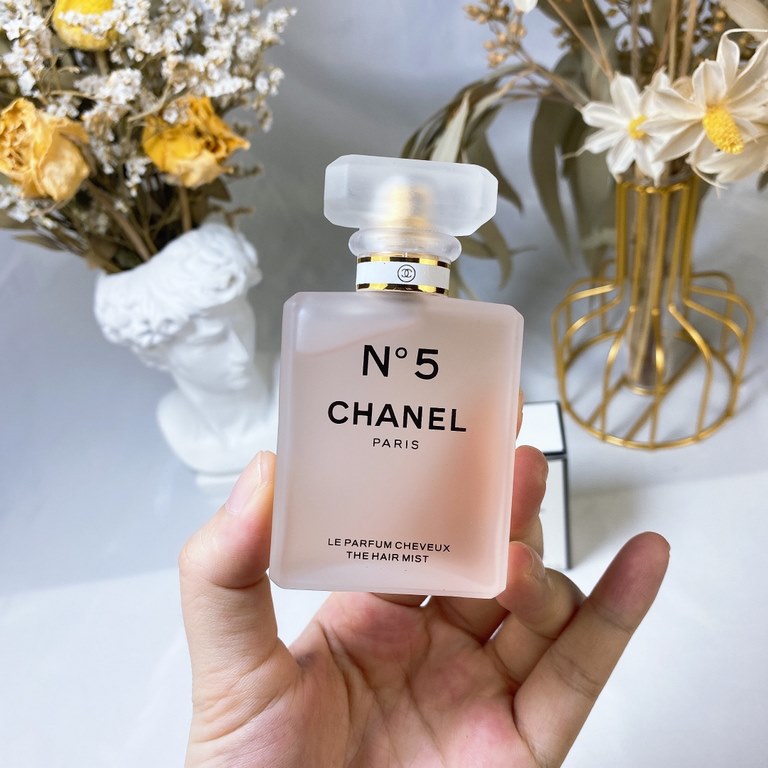 Original quality(Small fragrance No. 5 hair fragrance spray 35ml)   New Chanel No. 5 hair fragrance spray, this bottle of Chanel No. 5 hair fragrance spray. Pink frosted glass bottle teenage girl heart bursting, sprayed 