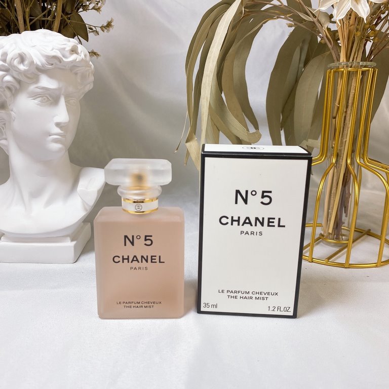 Original quality(Small fragrance No. 5 hair fragrance spray 35ml)   New Chanel No. 5 hair fragrance spray, this bottle of Chanel No. 5 hair fragrance spray. Pink frosted glass bottle teenage girl heart bursting, sprayed 