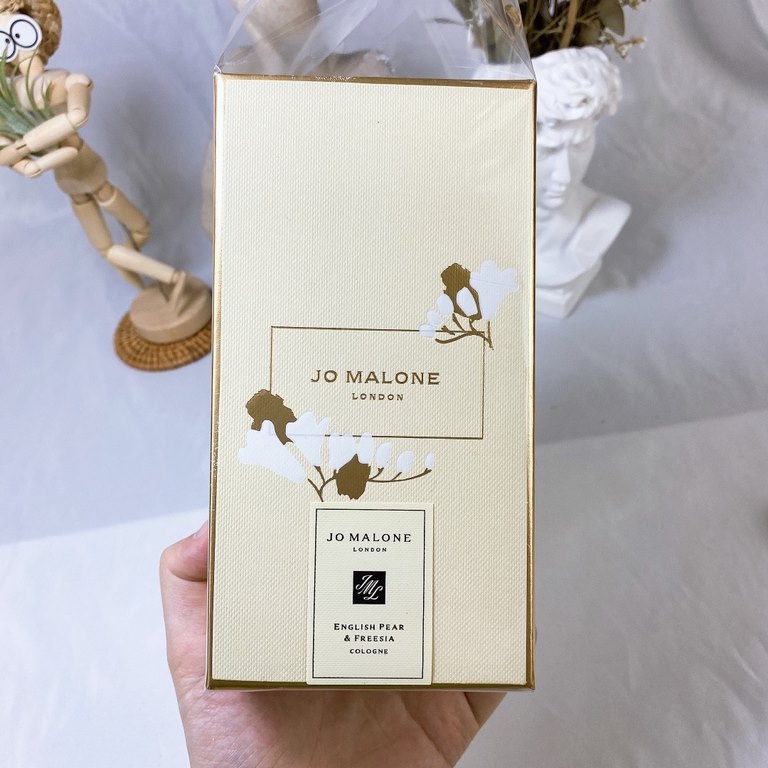 Original qualityjomalone zumalone zumalon 2021 new year limited edition English pear and freesia perfume 100mlThe sensual freshness of a ripe autumn pear surrounded by a bouquet of white freesia, enhanced by amber, patch